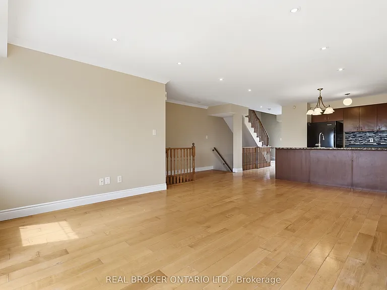3985 Eglinton Ave W — Photo 12
