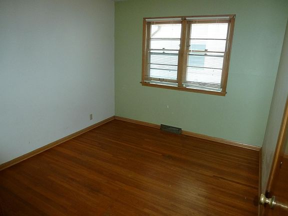 4th image of 110 Warwick St SE