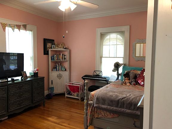 3rd image of 265 E Washington St