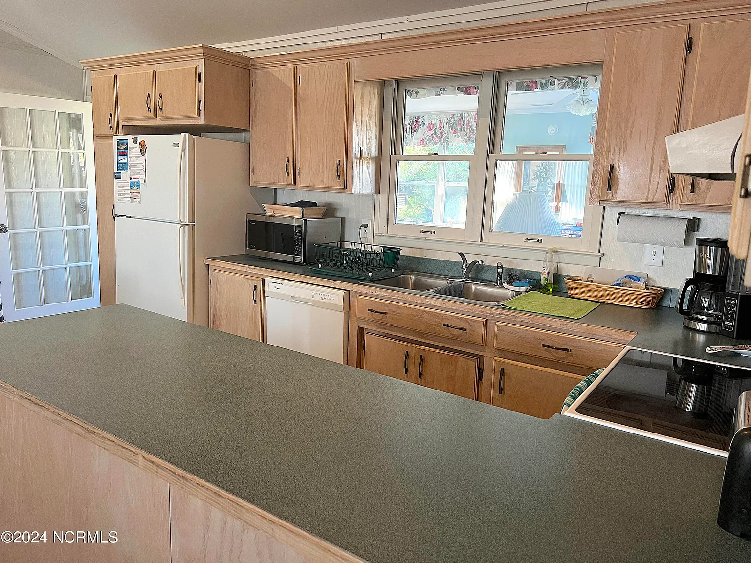 7 bed, 4.0 bath, 3194 sqft, $2,500 — Photo 2