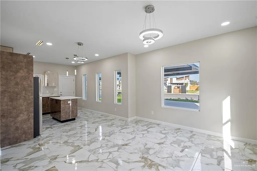 3 bed, 2.0 bath, 1125 sqft, $1,350 — Photo 3