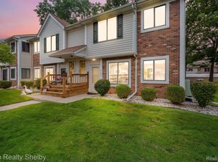 17435 Utica Oaks Ln, Roseville, MI