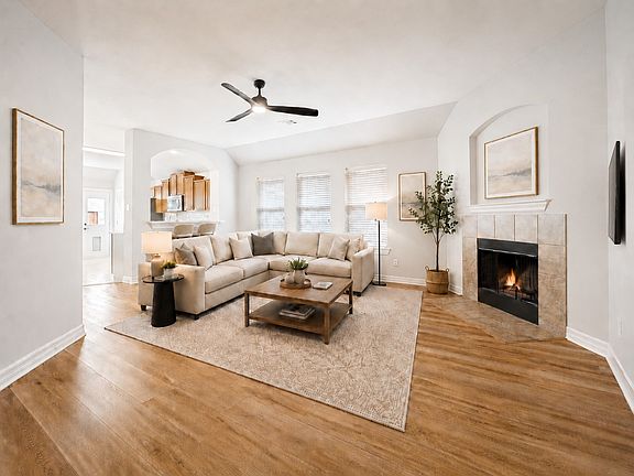 3rd image of 2906 Holly Ln