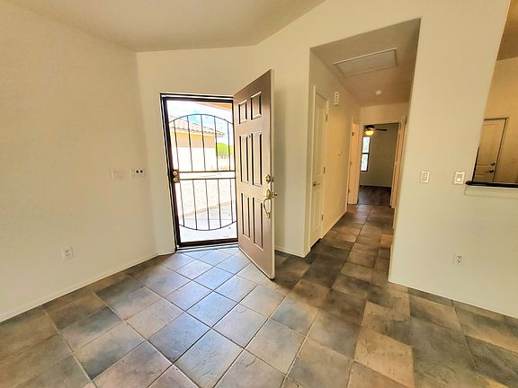 3rd image of 923 E Stronghold Canyon Ln