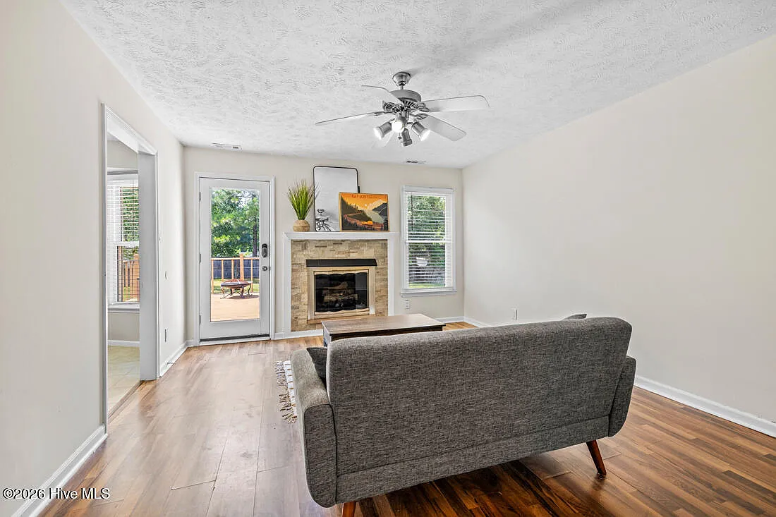 3 bed, 2.0 bath, 1588 sqft, $1,750 — Photo 4