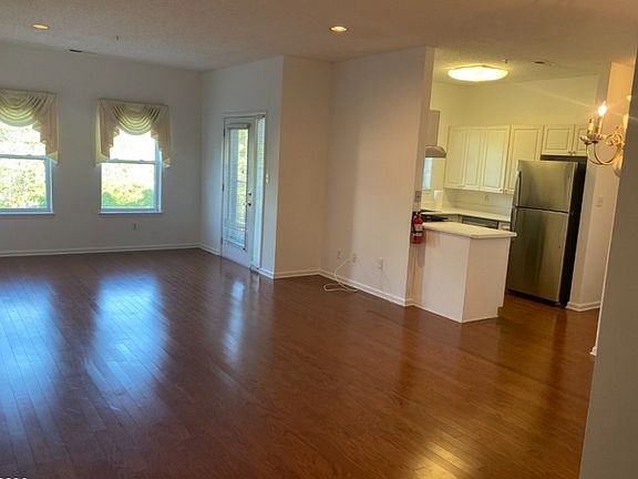 4th image of 1123 Brittany Dr Unit 1123