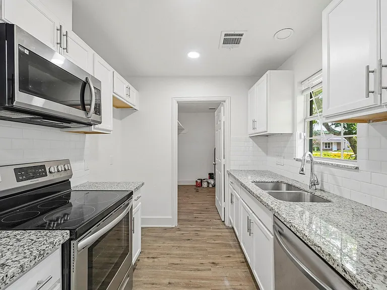 1501 Maiden Ln — Photo 9