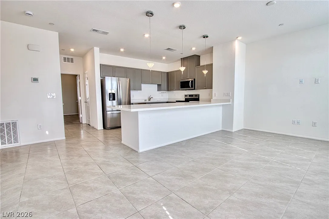 4 bed, 3.5 bath, 2003 sqft, $3,640 — Photo 4