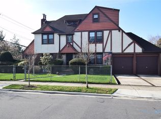 90 Robertson Rd, Lynbrook, NY 11563