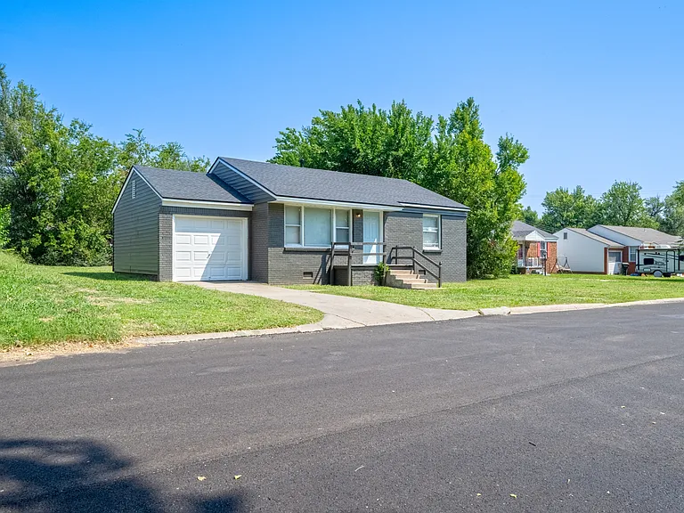 511 E Grumman Dr — Photo 3
