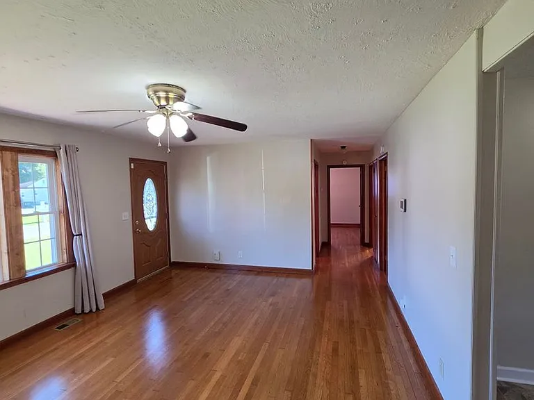 916 Elliott St — Photo 8