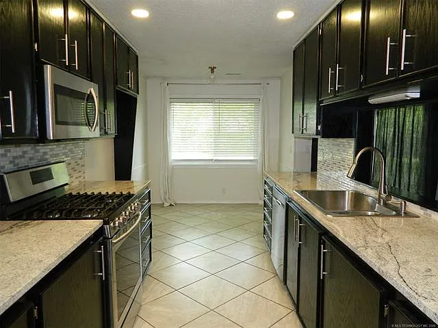 3 bed, 2.5 bath, 1935 sqft, $1,900 — Photo 4