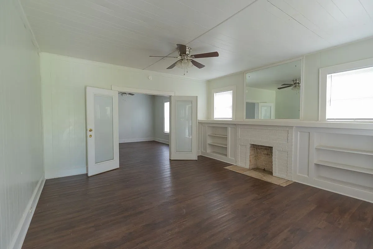 2 bed, 1.0 bath, 1184 sqft, $1,300 — Photo 2
