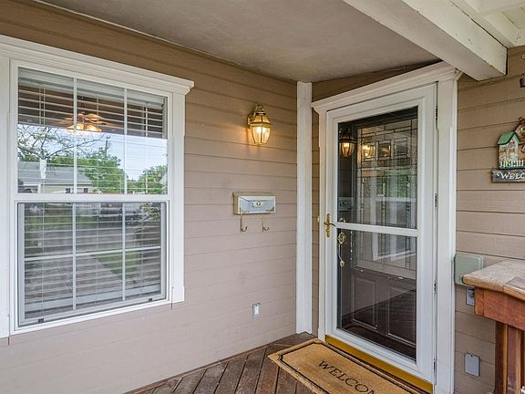 4th image of 2412 Parkwood Dr