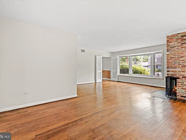 7504 Radnor Rd — Photo 9