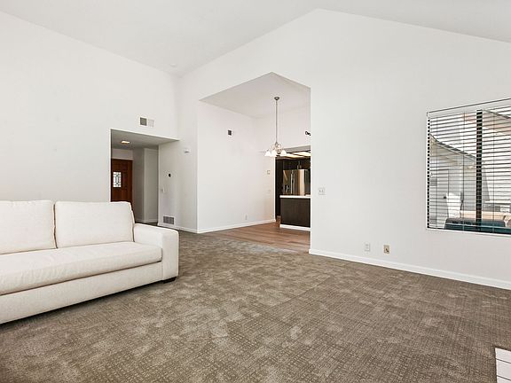 4th image of 518 Via De La Valle Unit J
