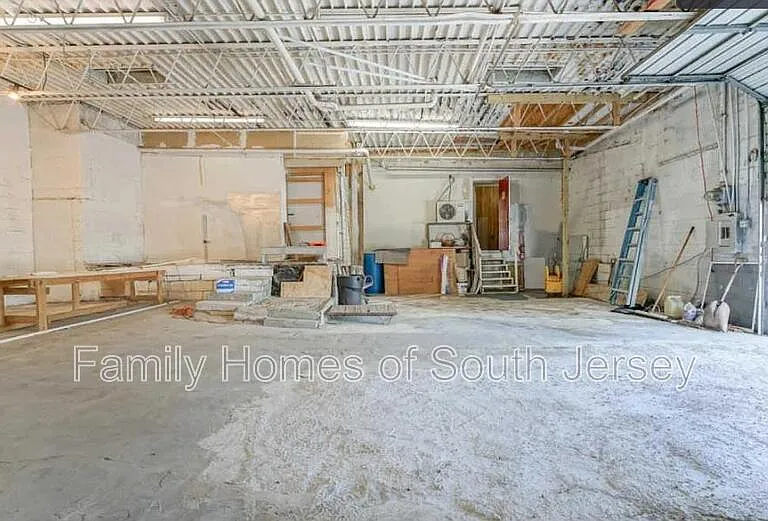 242 N Broadway #GARAGE — Photo 4