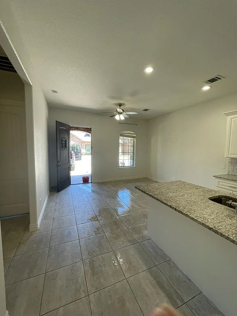 2 bed, 1100 sqft, $1,550 — Photo 4