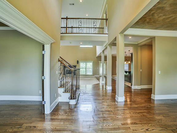 5th image of 821 Farmdale Dr