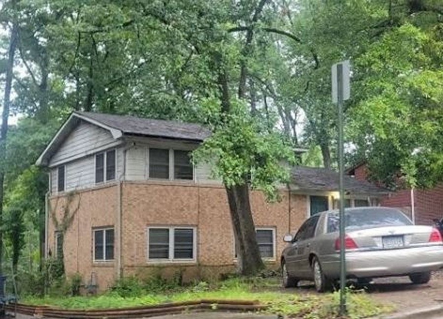 Exterior Neighborhood (street photo)