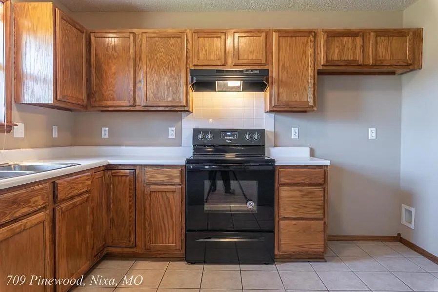 Great 3 BR 2 BA home close to Matthews Elementary and Nixa High School — Photo 3