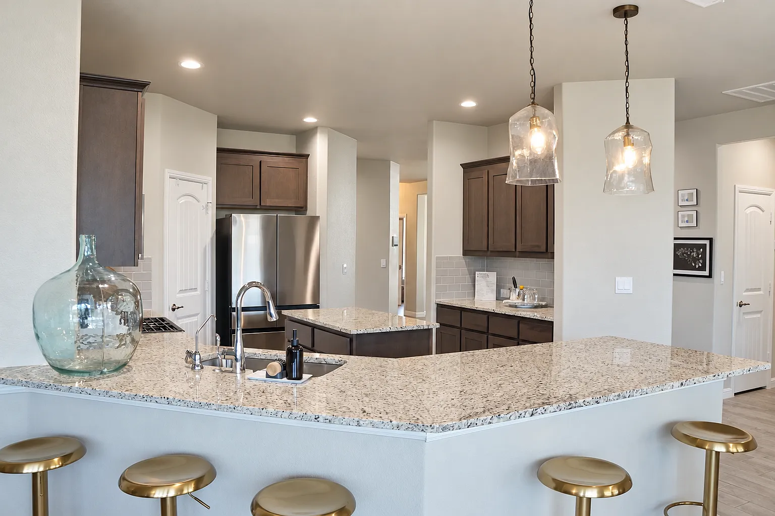 4 bed, 2412 sqft, $5,000 — Photo 4