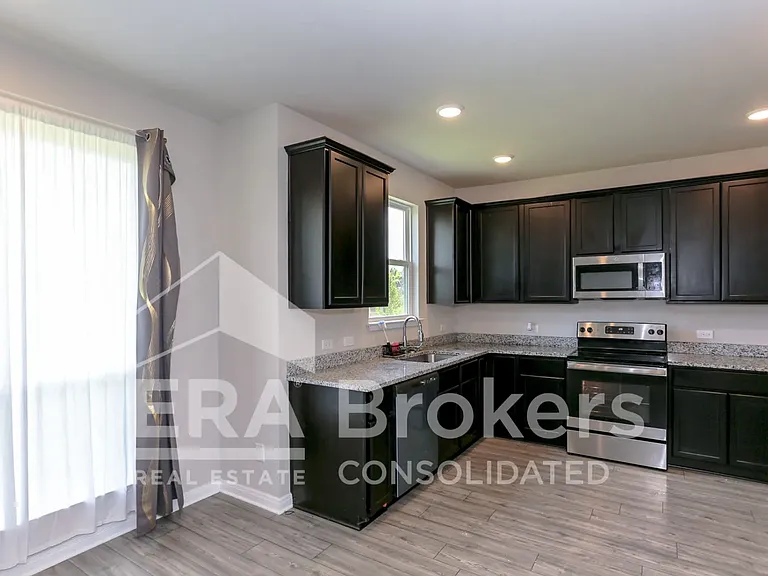 909 Clanton Cv — Photo 5