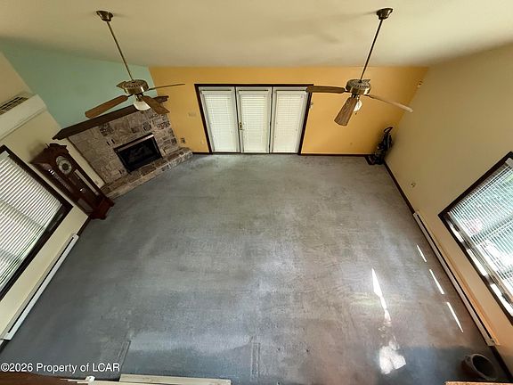 4th image of 205 S Iroquois Cir