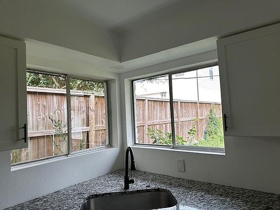 3rd image of 910 Oak St