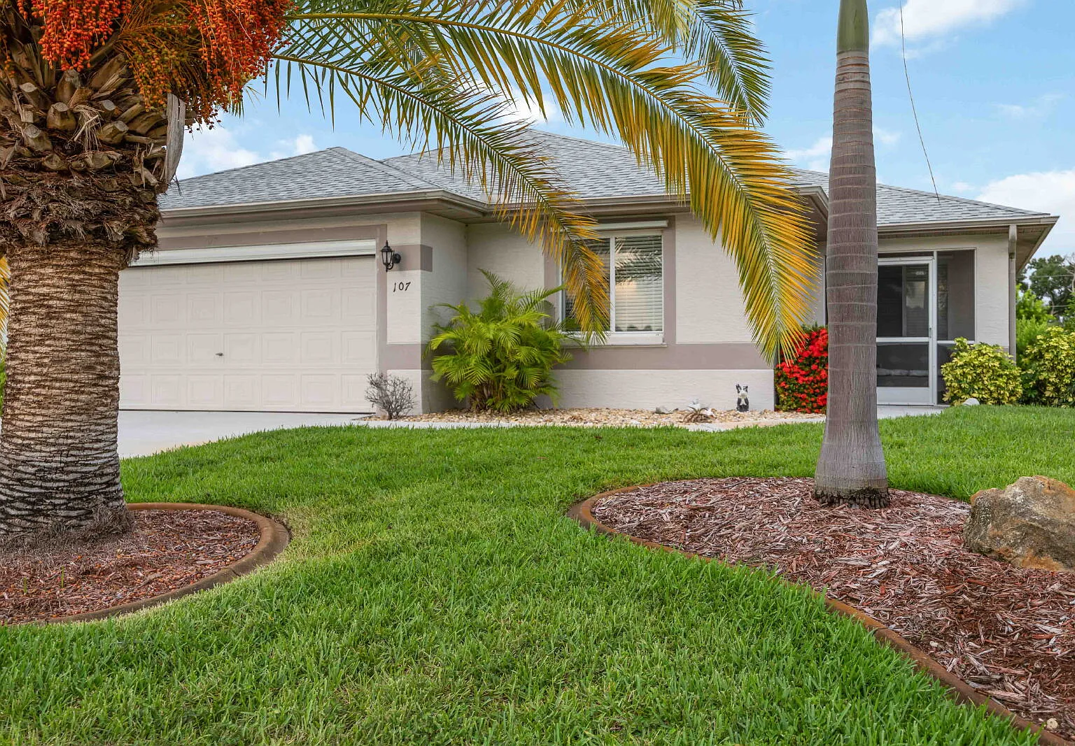 3 bed, 2.0 bath, 1300 sqft, $2,300 — Photo 3