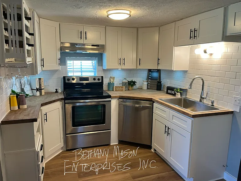 3107 E 8th St — Photo 8