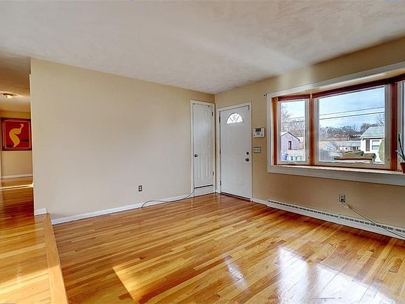 5th image of 124 Barrett Ave
