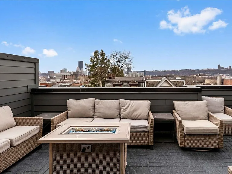 240 E Jefferson St — Photo 13