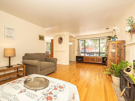 4th image of 2361 Carmel Dr