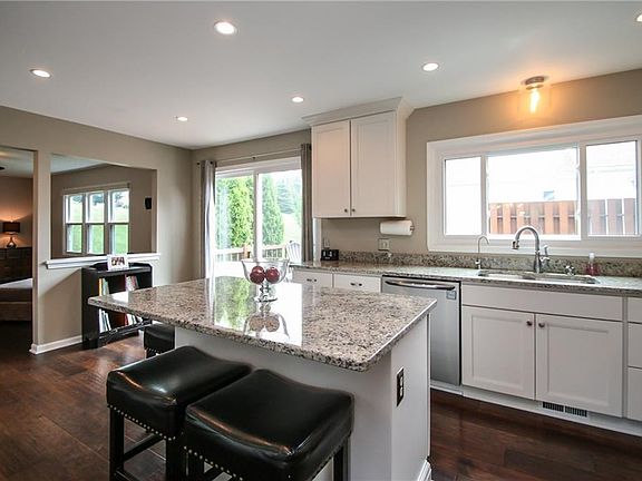 4th image of 3234 Sunset Dr