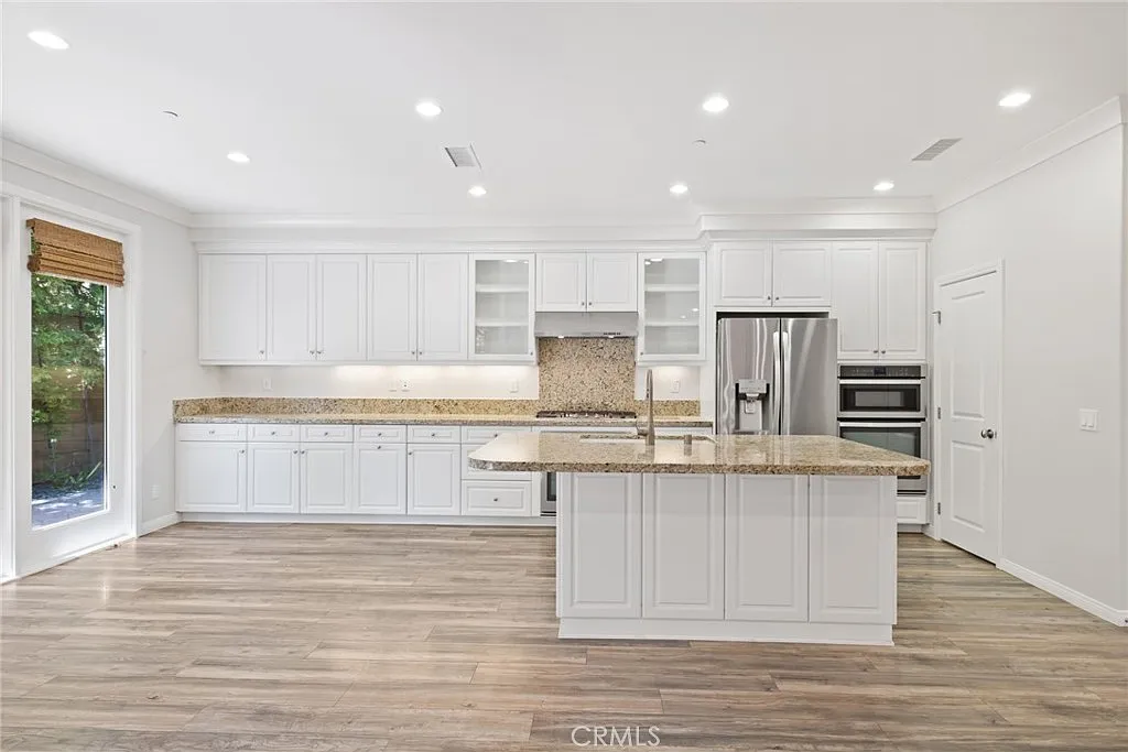 4 bed, 3.5 bath, 2121 sqft, $6,995 — Photo 2