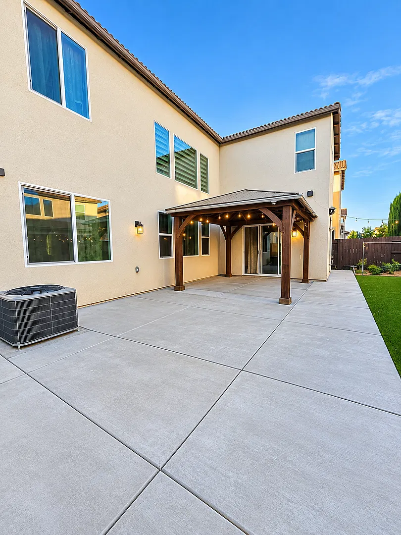 Spacious 5-Bedroom Home Your Dream Rental Awaits! — Photo 1