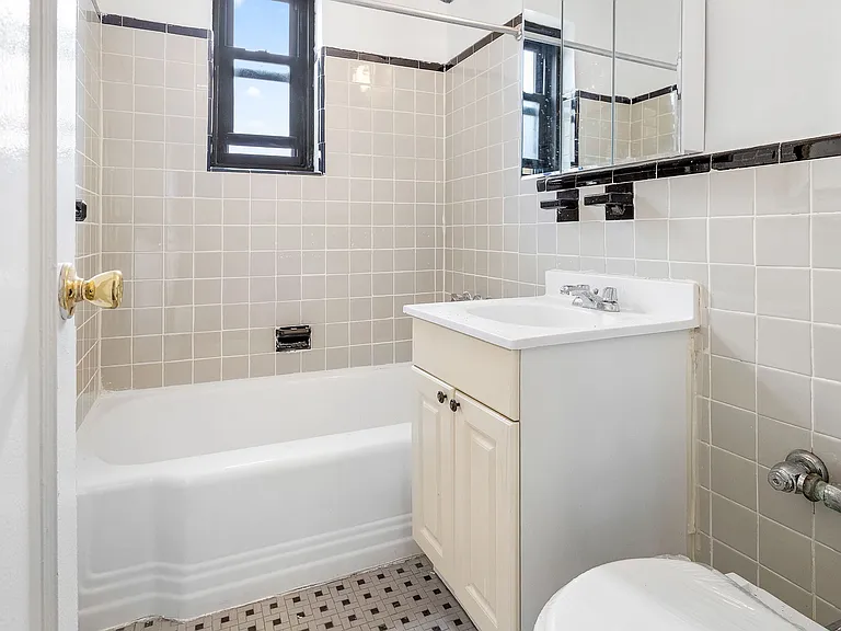 2705 Kings Hwy #6M — Photo 4