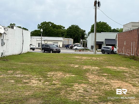 3rd image of 10 Hand Ave
