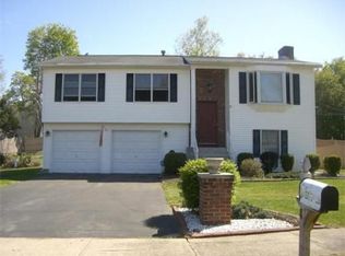 8 Oriole Dr, Feeding Hills, MA 01030