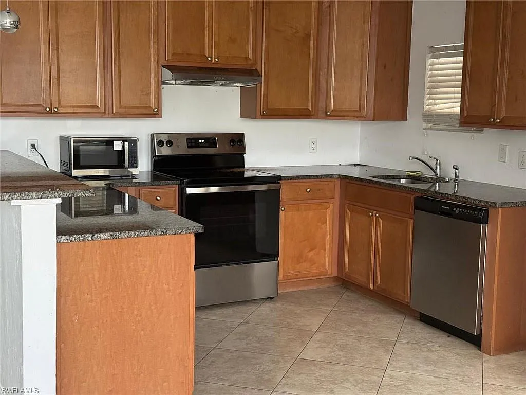 3 bed, 2.0 bath, 1102 sqft, $2,650 — Photo 2