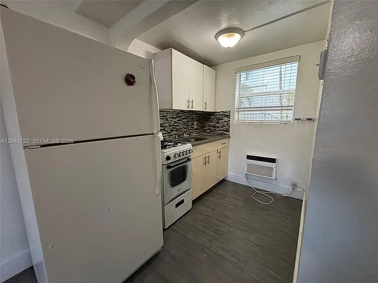 1843 Dewey St #104 — Photo 7