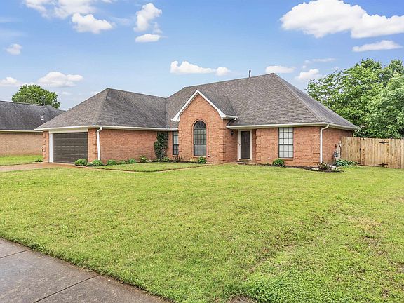 3rd image of 3715 Oakmoor Cir W