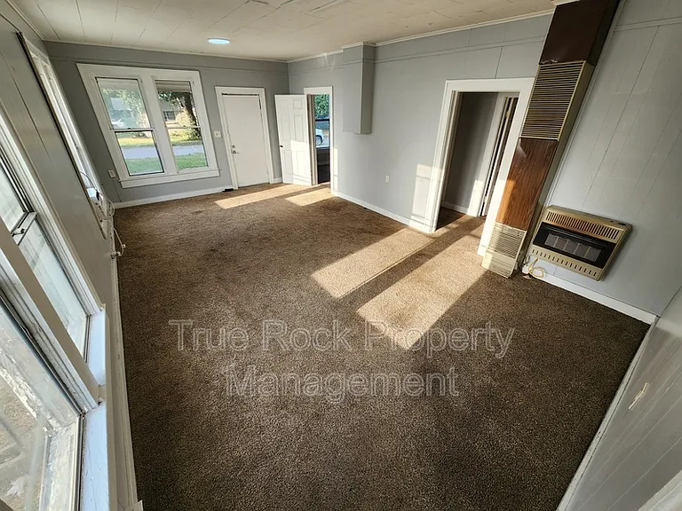 800 W 9th St — Photo 4