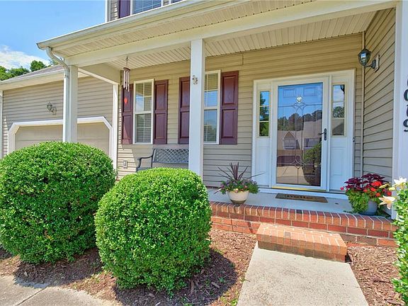 3rd image of 1019 English Oak Dr