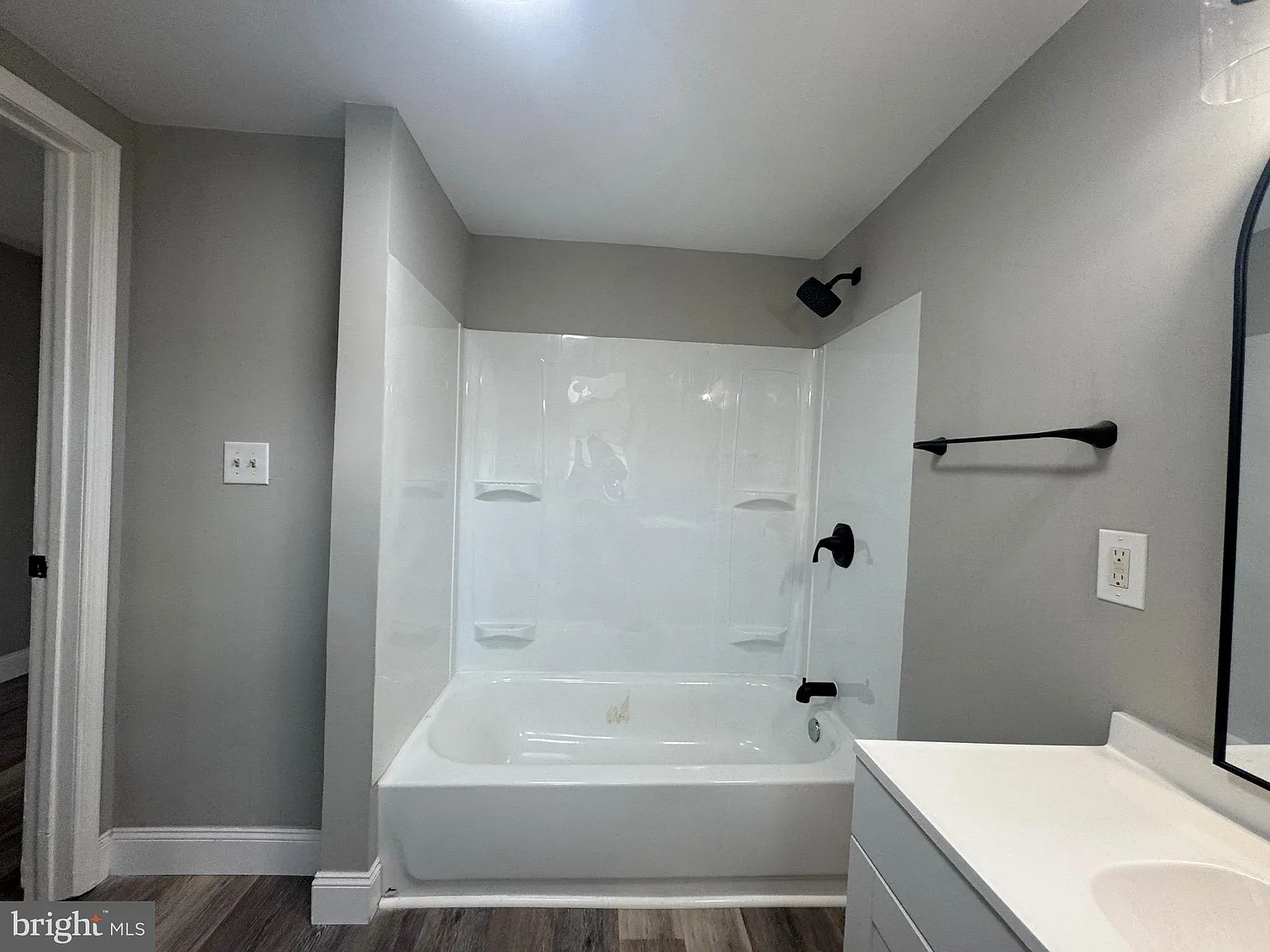 3 bed, 1000 sqft, $2,100 — Photo 2