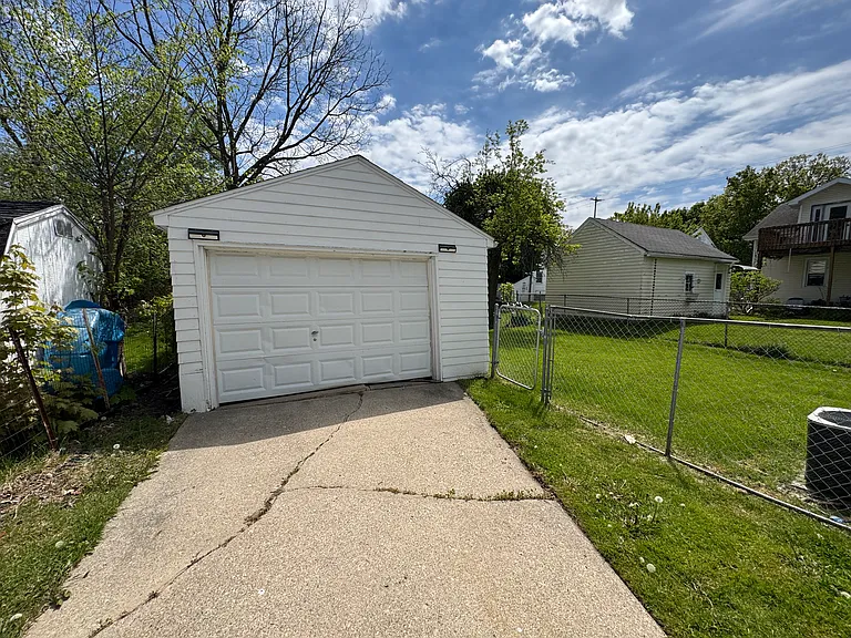 2121 Roberts Ln — Photo 3