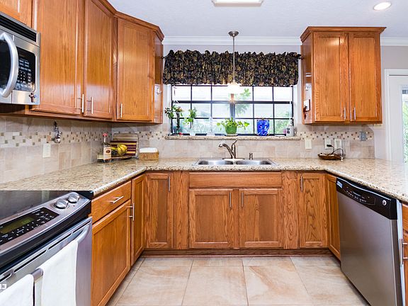 5th image of 975 Sunmeadow Dr
