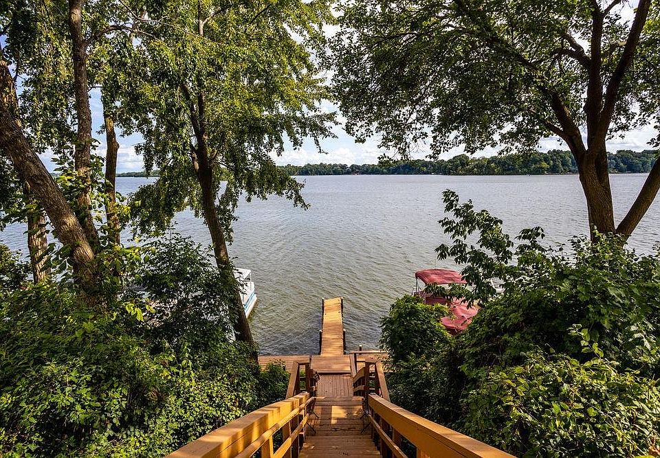 1st image of 710 Cliffs Dr #105