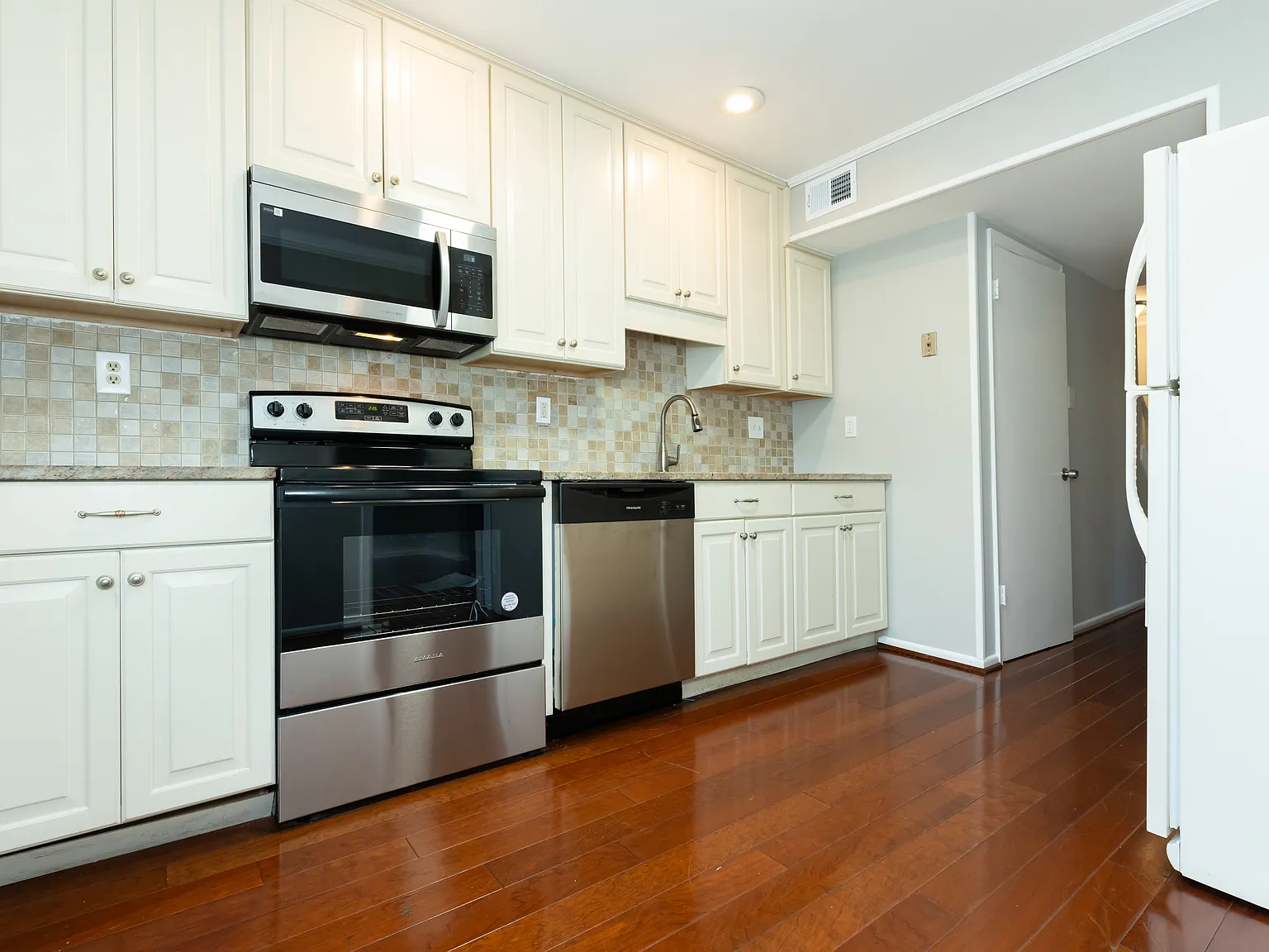 3 bed, 1788 sqft, $3,050 — Photo 3